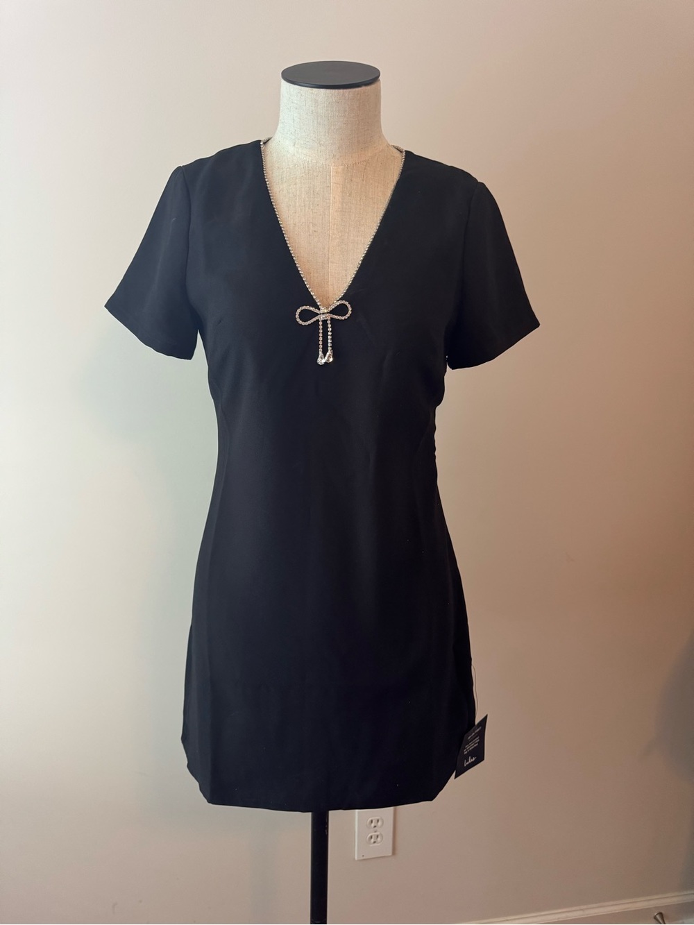 Lulu’s Classic Black V-Neck Short Sleeve Top with Bow Accent